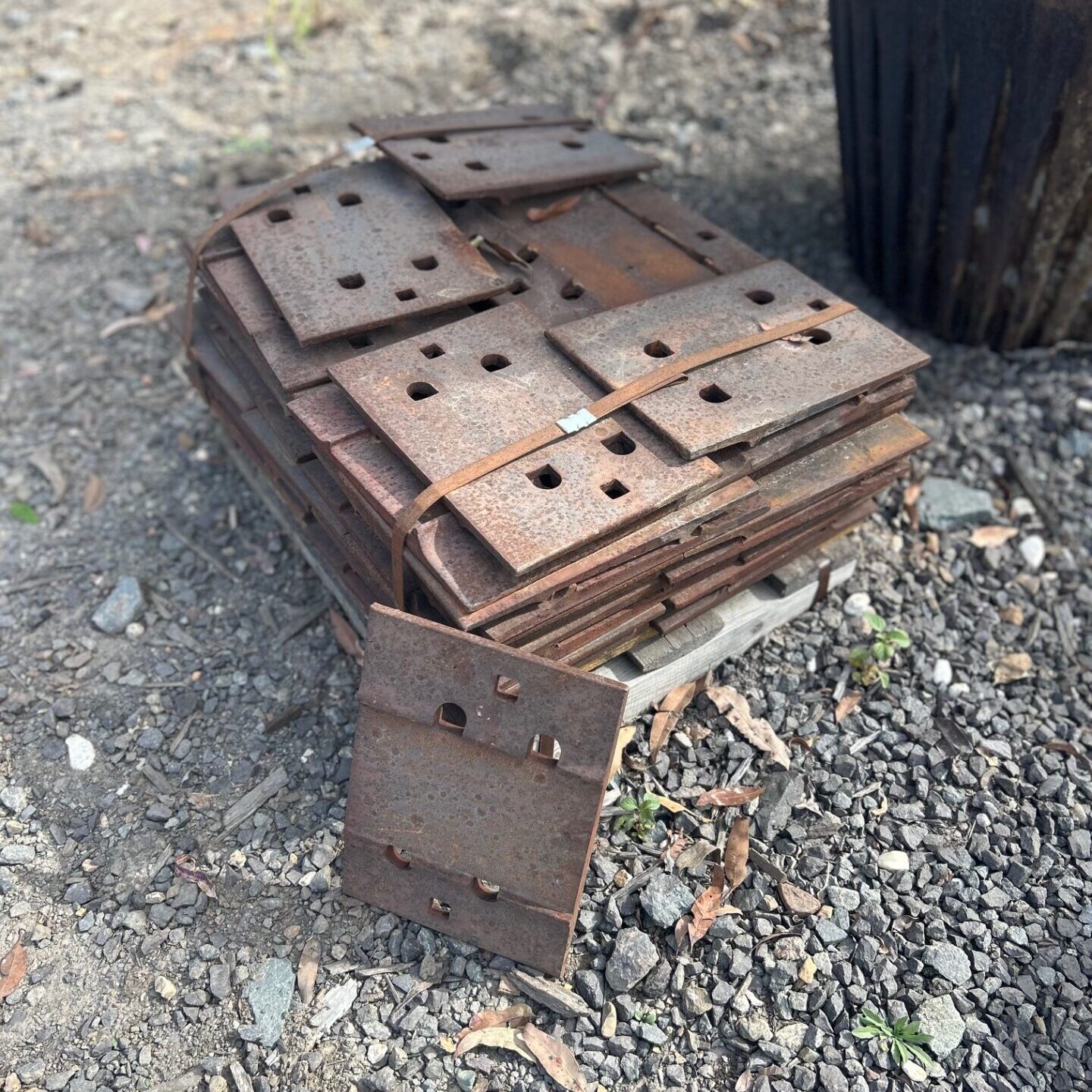 Metal railway base plates
