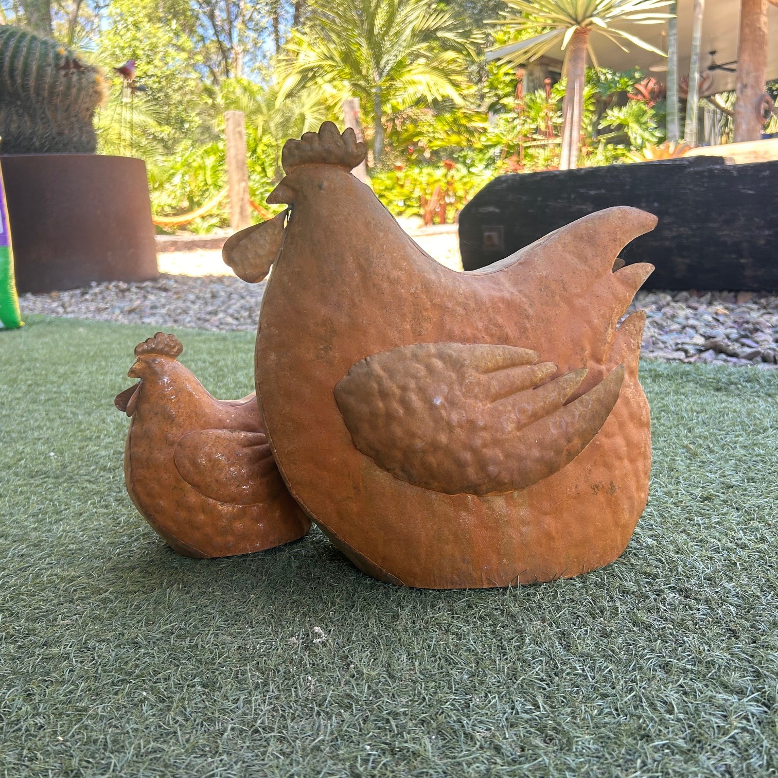 Rusty steel hens (set of 2)